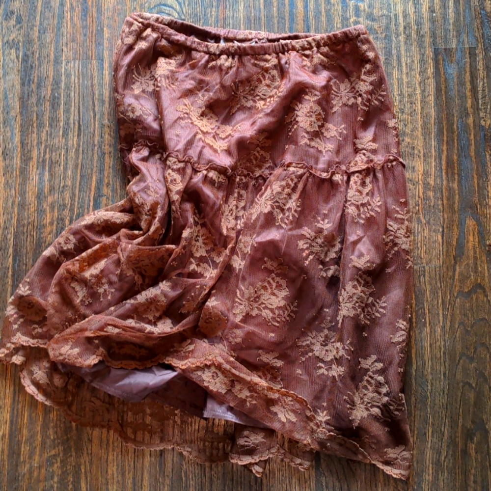 Scalloped lace brown skirt
